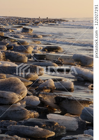 Jewelry ice washed up on the winter coast of Hokkaido 122027291
