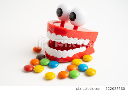 Sweet food and candy It cause tooth decay and root inflammation. Sweet food and candy It cause tooth decay and root inflammation. 122027580