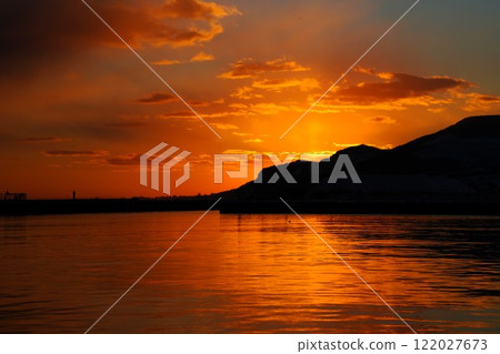 The sea in winter at sunrise 122027673