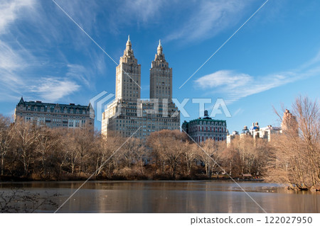 Pond in the Central Park in New York City, Manhattan, NYC, NY, USA 122027950