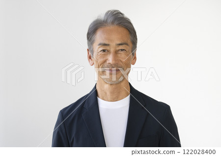 一名60多歲的男子對著鏡頭微笑 122028400