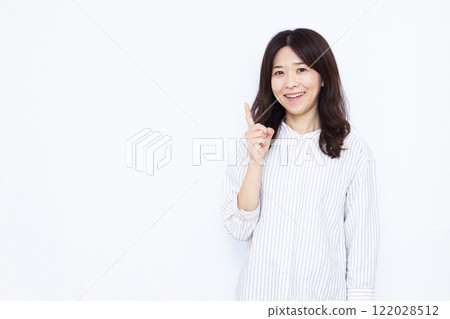 指著手指的女人 122028512
