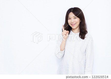 woman pointing finger 122028514