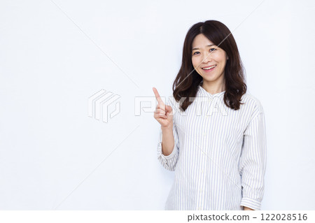 指著手指的女人 122028516