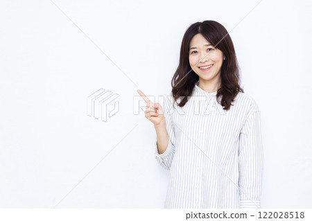 指著手指的女人 122028518
