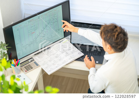 First-class male architect explaining construction schedule, network schedule, construction supervision 122028597
