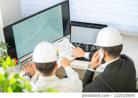 男總工程師講解施工進度、網路進度、施工監造、頭盔2人 122028600