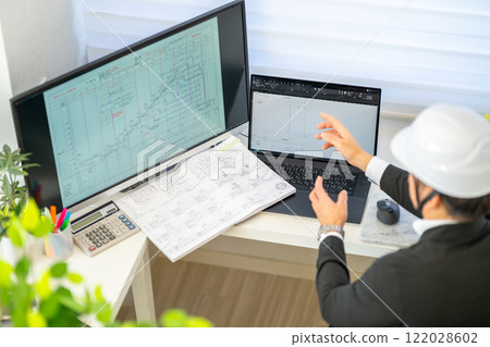 Male chief engineer explaining construction schedule, network schedule, construction supervision, work clothes 122028602