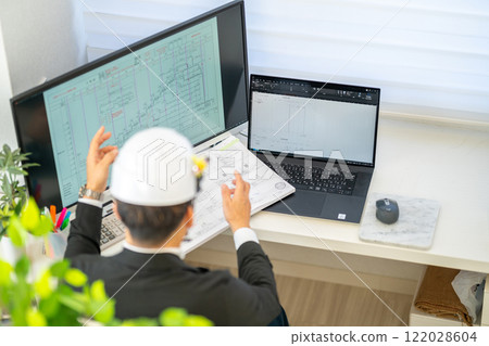 Male chief engineer explaining construction schedule, network schedule, construction supervision, work clothes 122028604