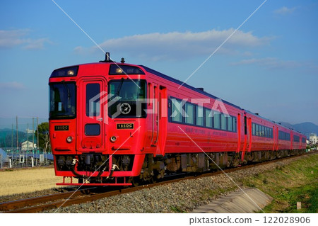 The red paint stands out! The Kyudai Main Line Limited Express Yufu 122028906