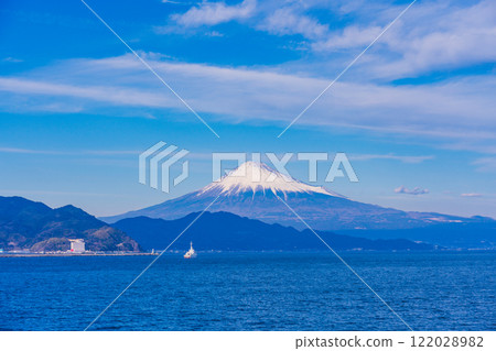 (Shizuoka Prefecture) Ships moored at Shimizu Port and Mount Fuji at dusk 122028982