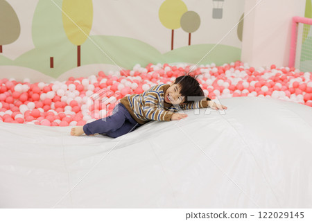 男孩玩室內玩具 男孩玩室內玩具 122029145
