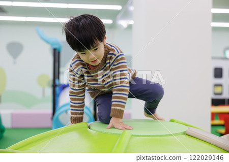 男孩玩室內玩具 男孩玩室內玩具 122029146