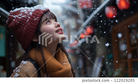 冬天抬頭望雪天的女人 122029205