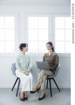 A woman who talks 122029416