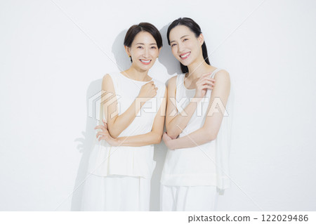 兩個擁抱的女人 兩個擁抱的女人 122029486