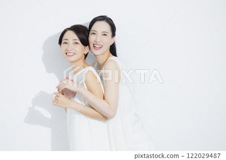 兩個擁抱的女人 兩個擁抱的女人 122029487