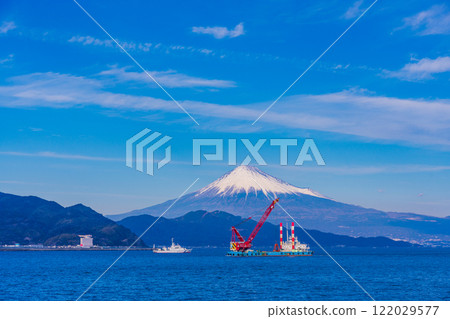 (Shizuoka Prefecture) A dredger sailing through Shimizu Port with Mount Fuji in the background (Shizuoka Prefecture) A dredger sailing through Shimizu Port with Mount Fuji in the background 122029577