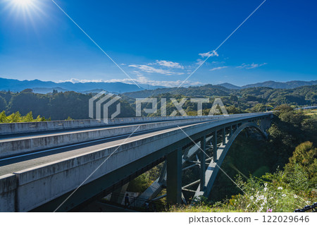 長野縣飯田市群山環繞的空步道天龍峽風景 長野縣飯田市群山環繞的空步道天龍峽風景 122029646