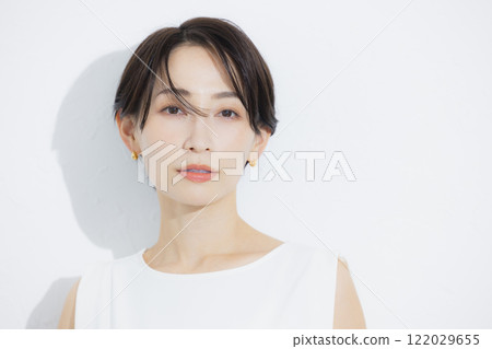 Short hair woman portrait 122029655