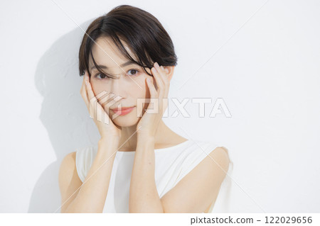 Short hair woman portrait 122029656
