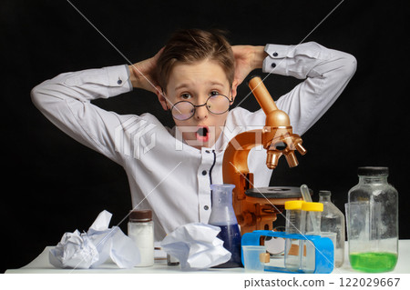 A cute boy chemist suddenly came up with an amazing idea in the laboratory. 122029667