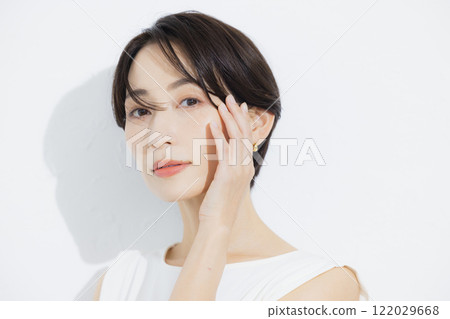 短髮女子的肖像 122029668