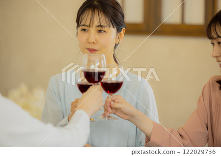 Woman holding a glass of alcohol 122029736