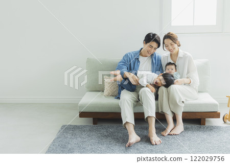 年輕家庭、父母與孩子、孩子、客廳 122029756