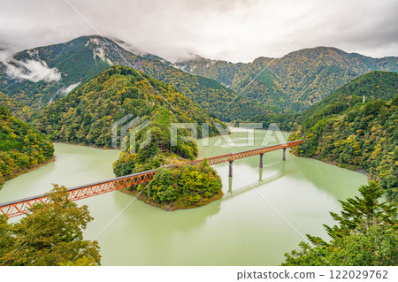 靜岡縣川根本町奧大井湖站奧大井彩虹橋的秋景 靜岡縣川根本町奧大井湖站奧大井彩虹橋的秋景 122029762