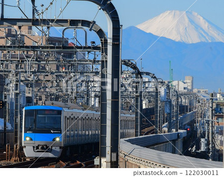 Odakyu 4000 series Kyodo train running with Mt. Fuji in the background Odakyu 4000 series Kyodo train running with Mt. Fuji in the background 122030011
