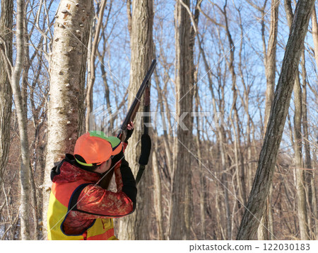 A hunter who finds and targets prey during hunting 122030183