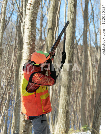 在狩獵過程中發現並瞄準獵物的獵人。 在狩獵過程中發現並瞄準獵物的獵人。 122030184