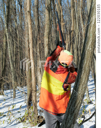 A hunter who finds and targets prey during hunting A hunter who finds and targets prey during hunting 122030185