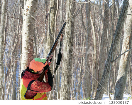 在狩獵過程中發現並瞄準獵物的獵人。 在狩獵過程中發現並瞄準獵物的獵人。 122030187