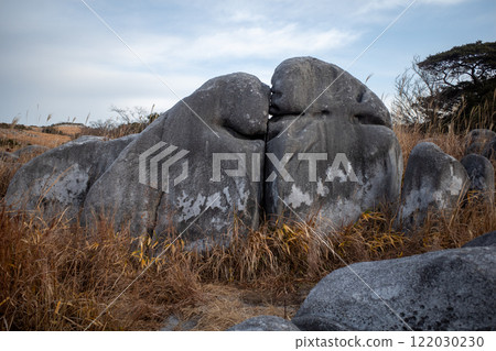 Hiraodai's Kissing Rock 122030230