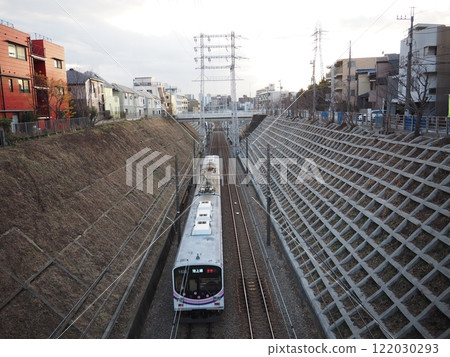 Tokyu Ikegami Line bound for Kamata, running through a cut, from Sasamaru Overpass in Higashiyukigaya, Ota Ward, Tokyo 122030293