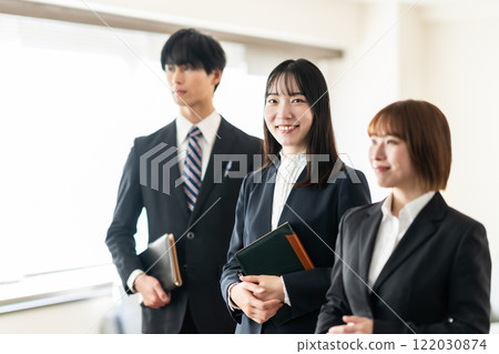 穿著西裝的年輕商業團隊 穿著西裝的年輕商業團隊 122030874