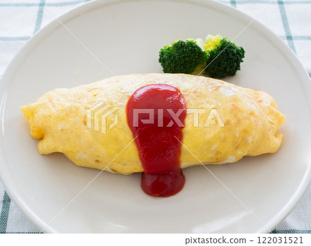 Omle rice wrapped in ketchup 122031521
