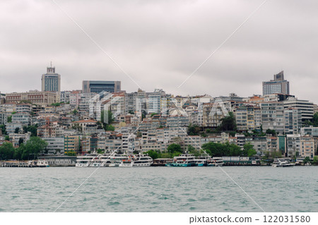 Turkish houses on the Bosphorus Bay. Istanbul area by the sea 122031580