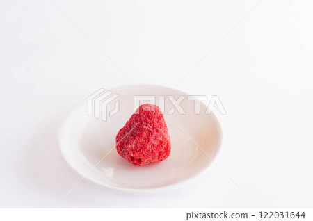Crispy dried strawberry 122031644