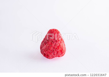 Crispy dried strawberry 122031647