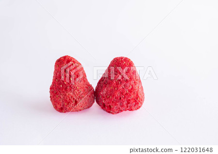 Freeze-dried strawberries 122031648