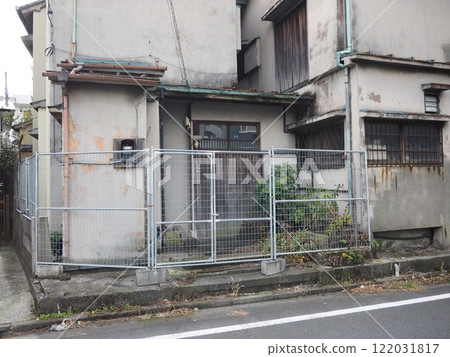 A Showa-era house with anti-intrusion measures, Haneda, Ota Ward, Tokyo A Showa-era house with anti-intrusion measures, Haneda, Ota Ward, Tokyo 122031817