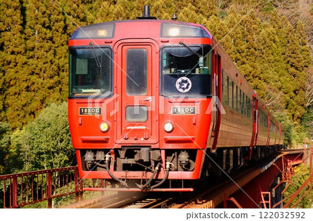 紅色特急由布號穿越九須川十大橋 122032592