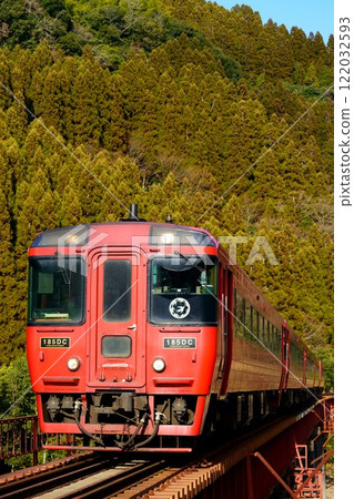 行駛於九珠川第十大橋的特急由布號 122032593