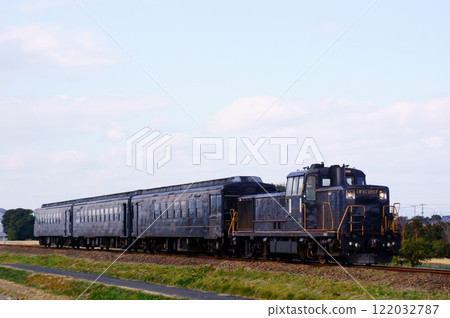 Rapid Yufuin, retro passenger cars pulled by DE10 locomotive 122032787