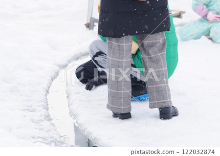 人們享受冰上旋轉木馬(冰上旋轉木馬) 人們享受冰上旋轉木馬(冰上旋轉木馬) 122032874