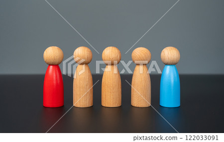Figures of people and two followers of a political faction or social position. Political struggle, two poles. Winning the undecided votes. 122033091