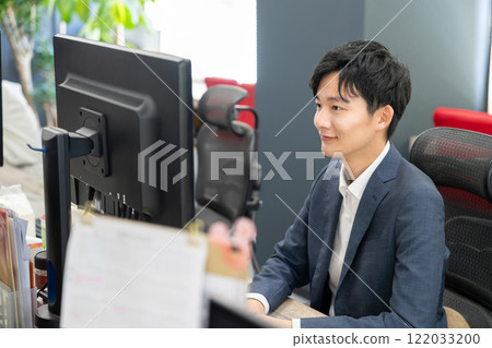 在辦公室工作的人 122033200